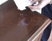木製家具に熱いものを置いたときについた白い輪染みを取る方法(1)