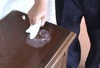 木製家具に熱いものを置いたときについた白い輪染みを取る方法(2)