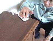 木製家具に熱いものを置いたときについた白い輪染みを取る方法(5)