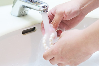 真珠を取り出し、真珠に付いている洗浄液を流水で良く洗い流します。