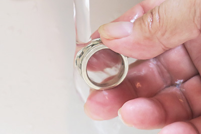 指輪に付いた液が十分に取れるまで流水で良く洗い流します。
